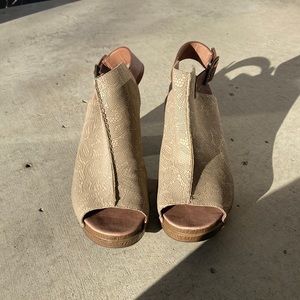 Dansko Patterned Tan Slingback buckle Shoe.